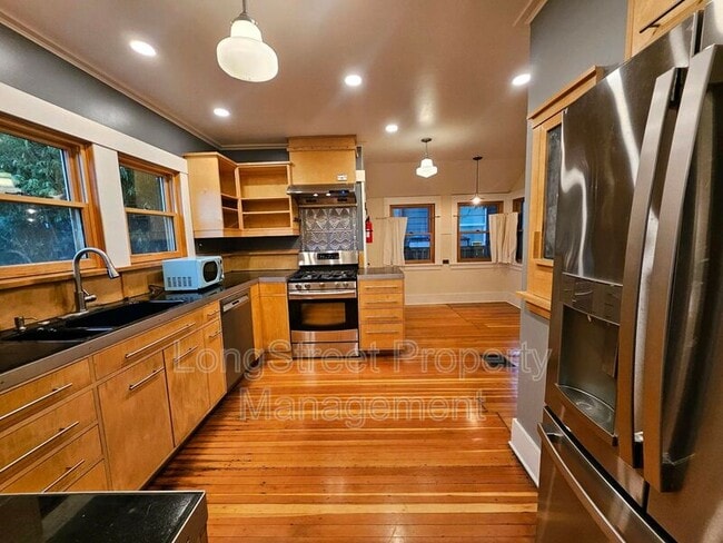 Building Photo - 636 N Shaver St