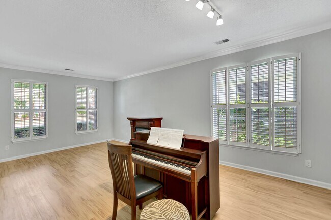 Building Photo - Charming Charleston National Home