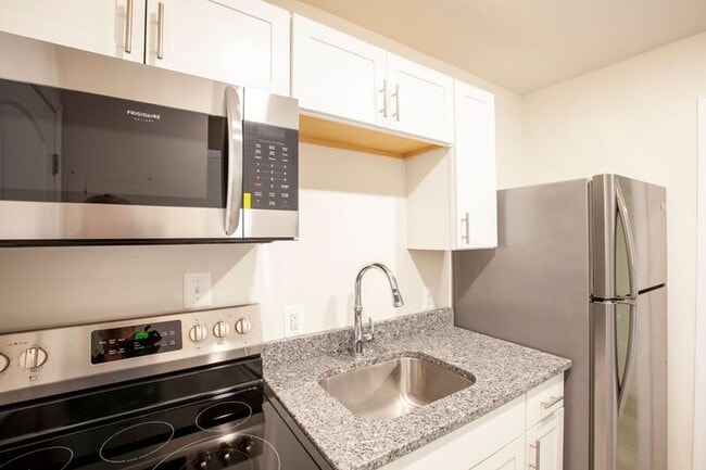 Building Photo - 1000 Monticello Rd