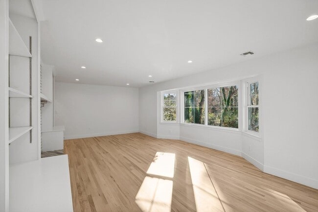 Building Photo - 471A Woodbury Rd