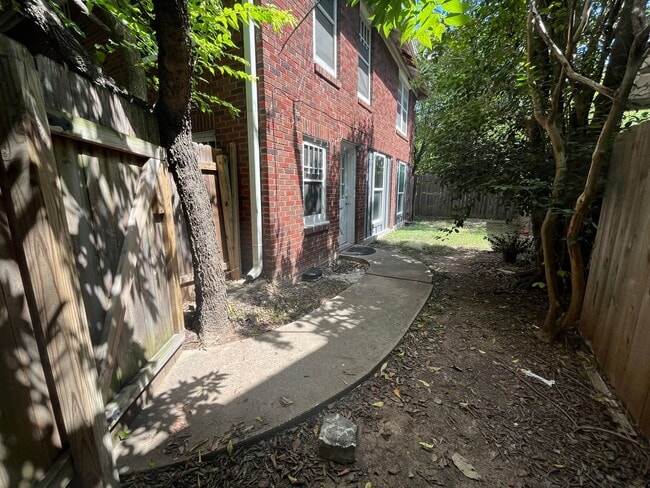 Building Photo - 2Bed/1bath Duplex with Small Yard