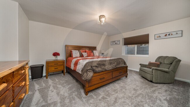 Building Photo - Country Living on 13.5 Acres