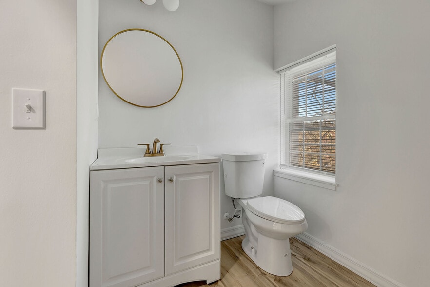 Building Photo - 422 Watkins St