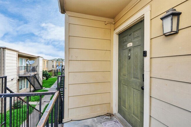 Building Photo - 8100 Creekbend Dr