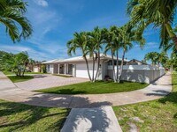 Building Photo - 4 bedroom in Hollywood FL 33021