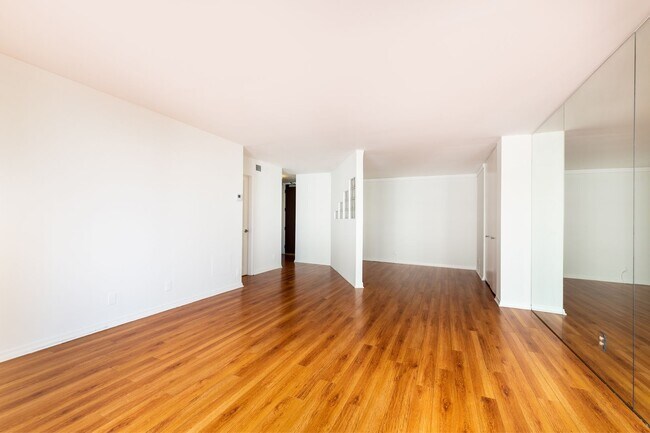 Building Photo - High Rise Condo 1bed 2 Full Bath