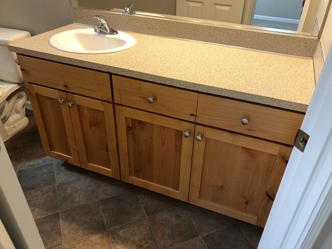 Building Photo - Newer 4 bed 2.5 bath duplex