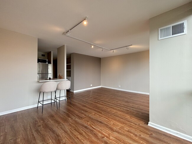 Building Photo - 4343 N Clarendon Ave