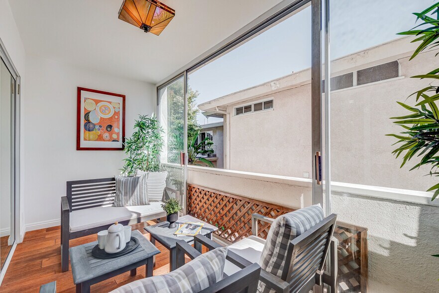 Building Photo - 516 San Vicente Blvd