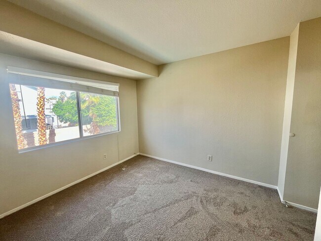 Building Photo - Gorgeous 4 Bedroom Home with Pool & Spa Located in The Lakes