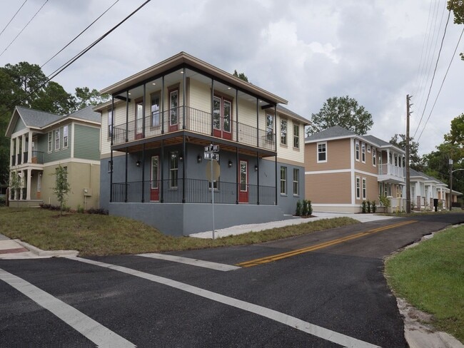 Building Photo - Thelma Lane - Luxury 5 Bedroom, 5 Bathroom House