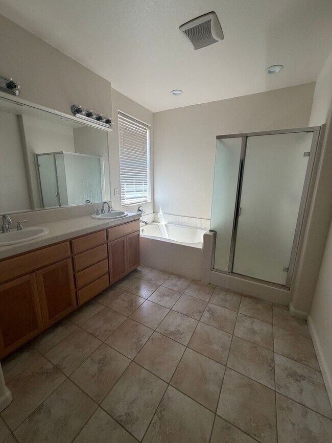 Building Photo - 702 Chandon Dr