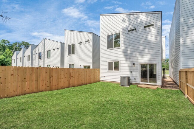 Building Photo - 5818 Burt St