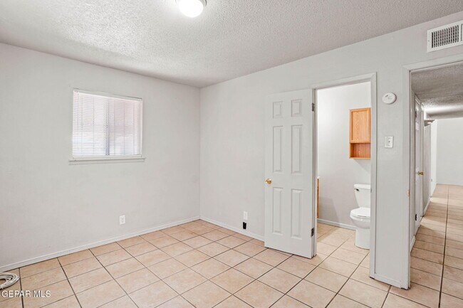 Building Photo - 4908 Royal Dr