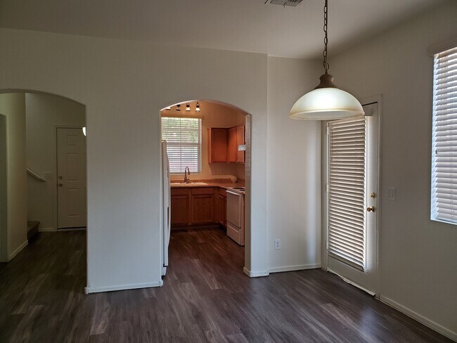 Building Photo - 3 bedroom 2.5 bath home - 2 car garage - S...