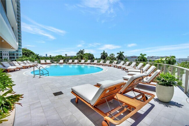 Building Photo - 2655 S Bayshore Dr