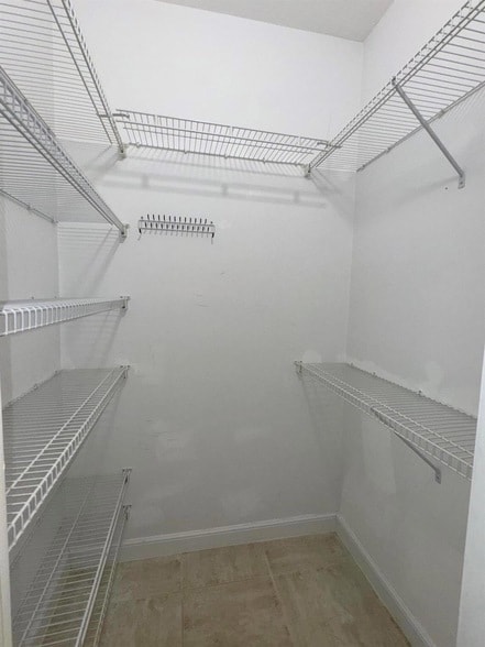 Building Photo - 969 Meadow Ave