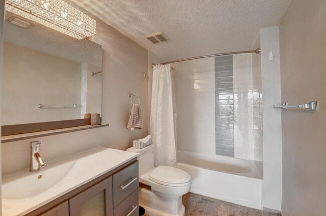 Building Photo - 1223 Villa Cir