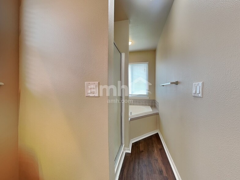 Building Photo - 868 Red Fern Dr