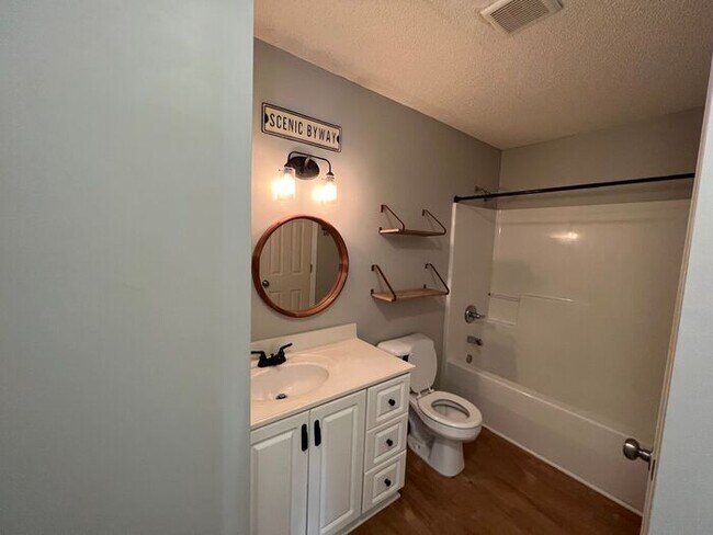 Building Photo - Breezewood Condo, 2 Brd/2bath Screen Porch! LVP wood flooring, Center of Wilmington!