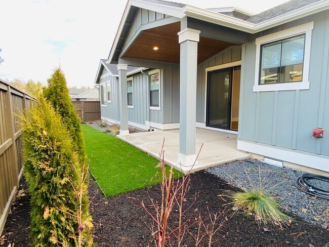 Building Photo - Craftsman Charm Meets Modern Luxury in Summit West