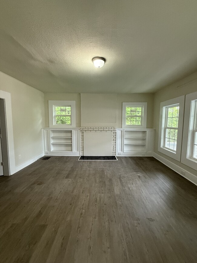 Building Photo - 513 Oak Pl