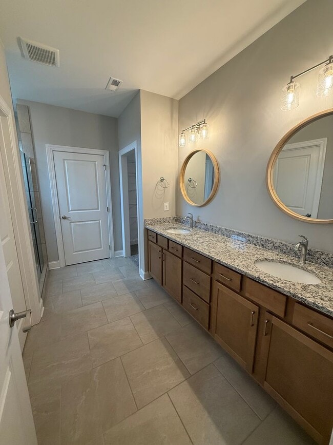 Building Photo - For Lease – Spacious Townhome in Hixson