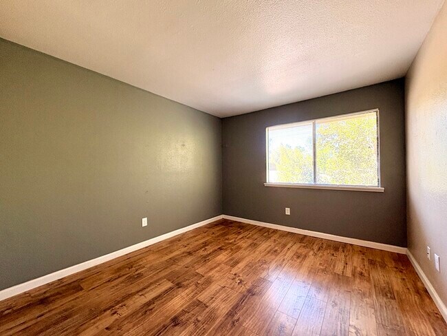 Building Photo - Beautiful Updated 2 Bedroom 1 Bathroom in Auburn