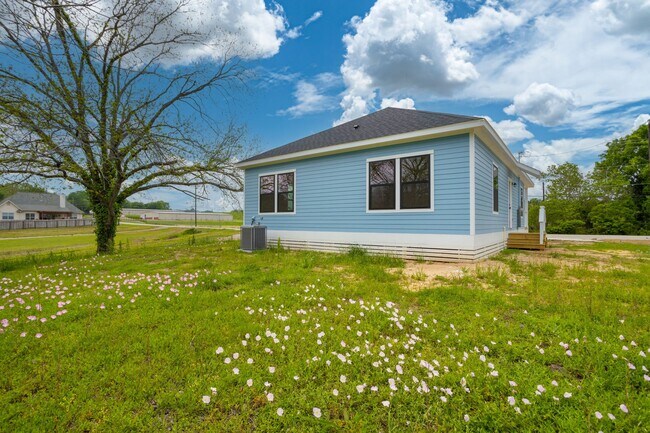 Building Photo - 226 N Dixie St