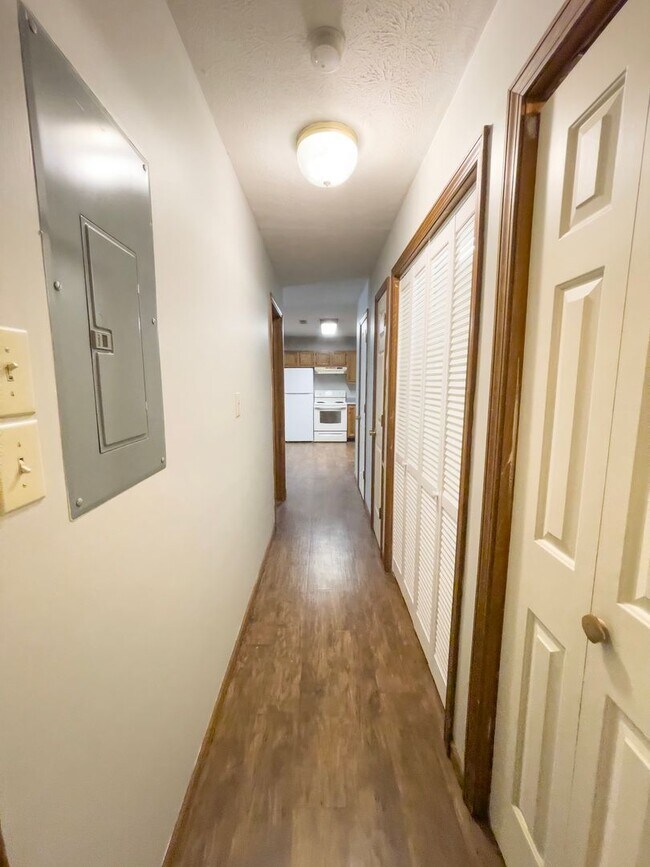 Building Photo - In-Unit Washer and Dryer - Walk the river ...