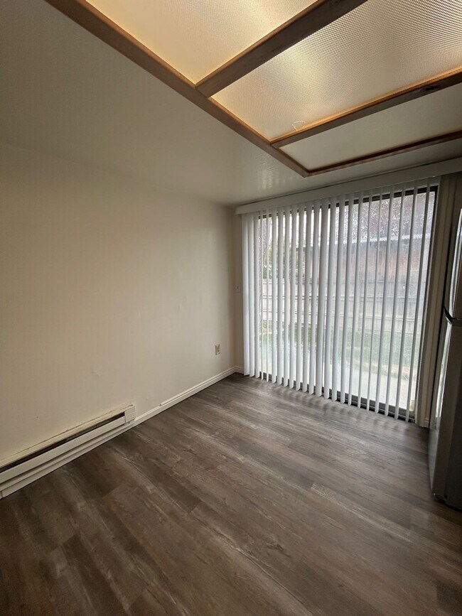 Building Photo - 547 Poole-2