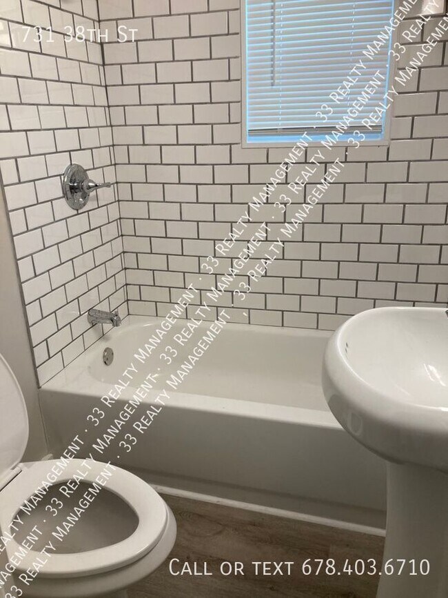 Building Photo - 731 E 38th St