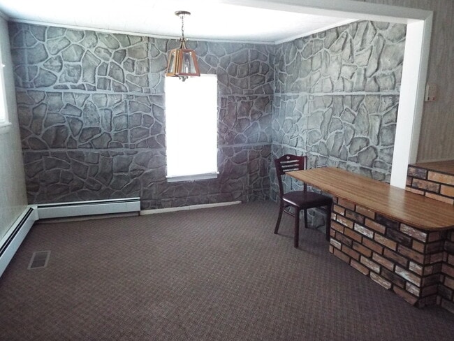 Building Photo - Two bedroom/one bathroom single family hou...