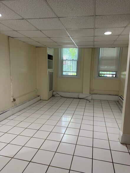 Building Photo - 382 Riverway St