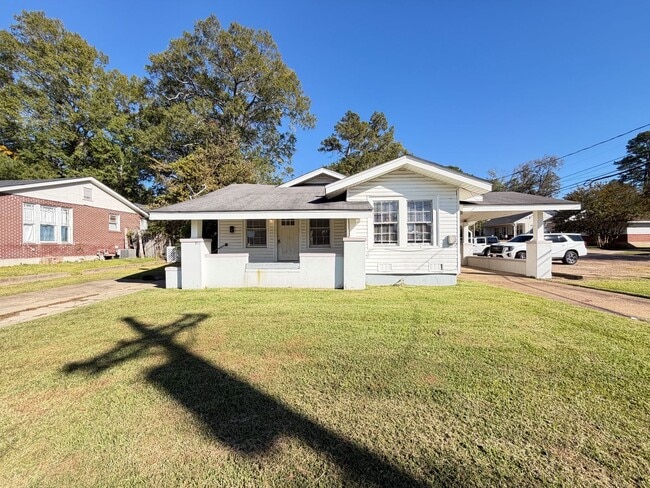 Building Photo - Recently Updated 3 Bedroom House