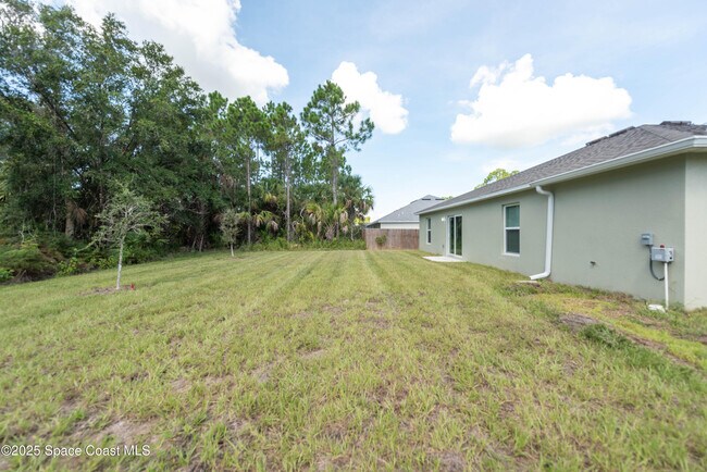 Building Photo - 2638 Lakeland Ave