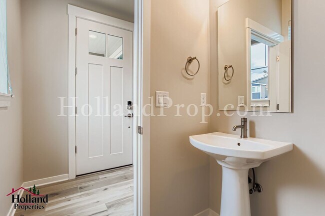 Building Photo - **Price drop: $2395 + $150.00 off for your first 3 months**- Lovely 3 bedroom home in Hillsboro