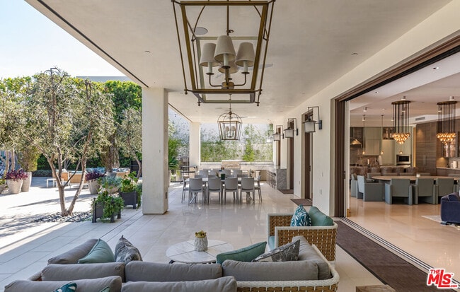 Building Photo - 618 N Beverly Dr