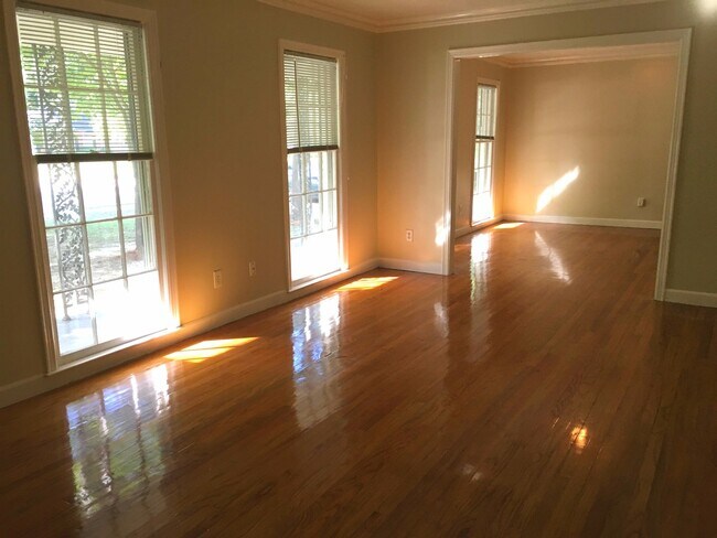 Building Photo - Dont miss out on this spacious East Memphi...