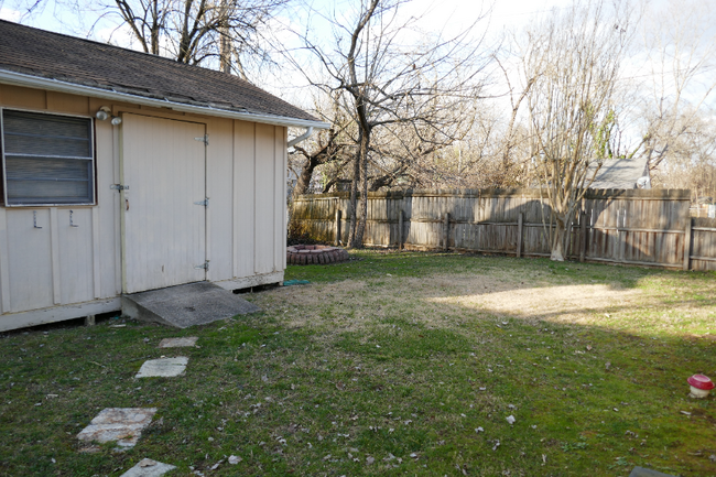 Building Photo - 3945 Greenleaf Ave