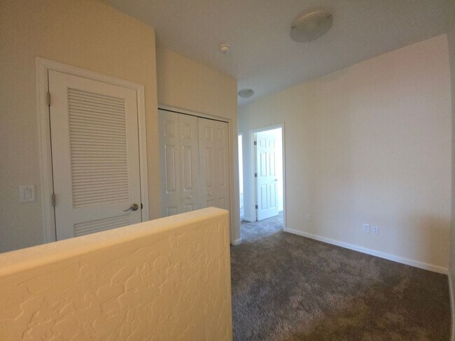 Building Photo - 3 Bed 2.5 Bath PRIME location Townhome!!