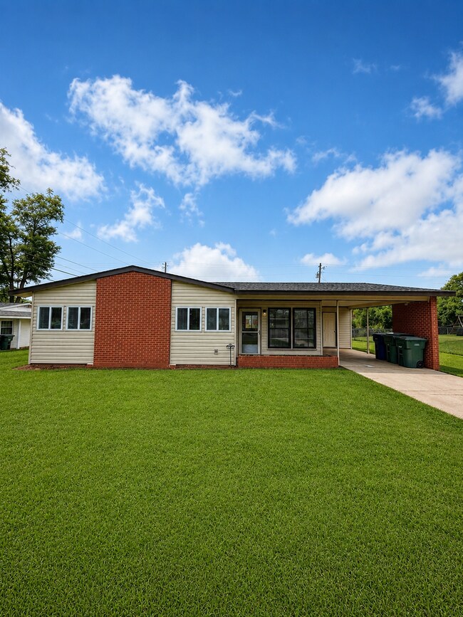 Building Photo - Completely Remodeled 4BR Home Steps from Alabama A&M University | Fenced Yard | Section 8 Welcome