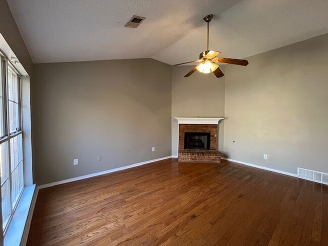 Building Photo - Renovated 2 Bedroom 2 Bath Home with 2 Car Garage!!