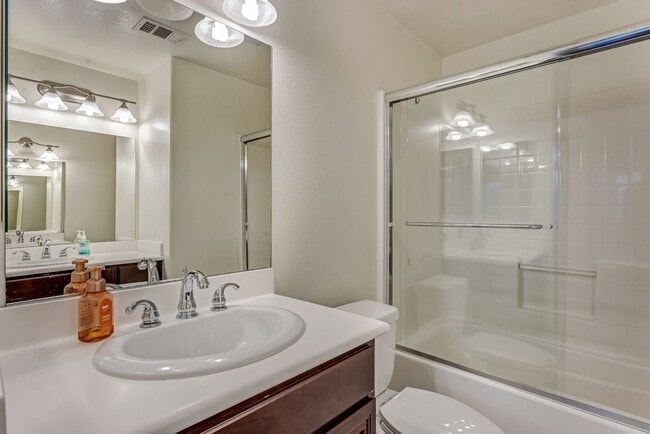 Building Photo - Lux 2 Bed 2 Bath Condo at the Spectrum!