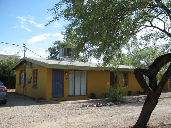 Building Photo - 2722 N Warren Ave
