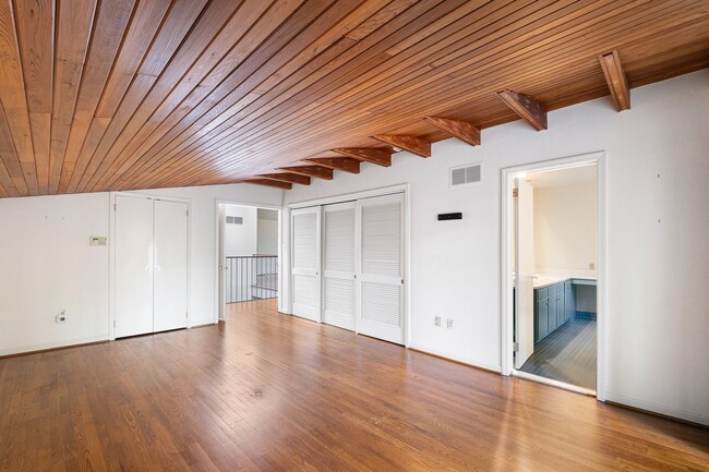 Building Photo - Mid Centurty Modern Home