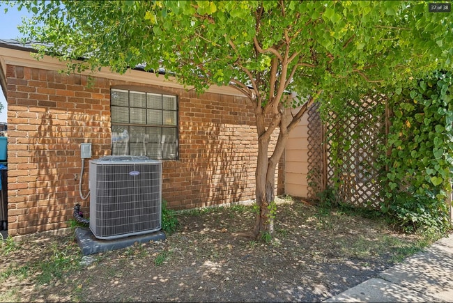 Building Photo - 213 Circleview Dr S