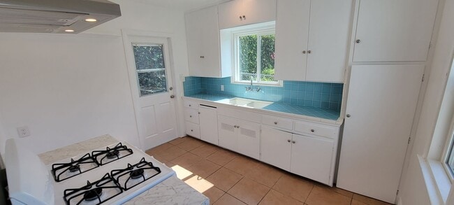 Building Photo - Upgraded back unit of duplex