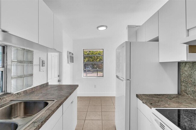 Building Photo - 137 NW 29th Ave