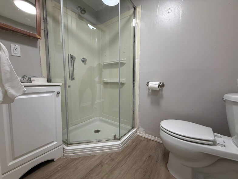 Full Bathroom - 4801 Beaucroft Ct